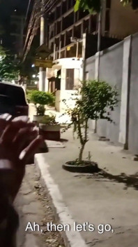 Berhubungan seks sama orang asing di gang dekat rumah.