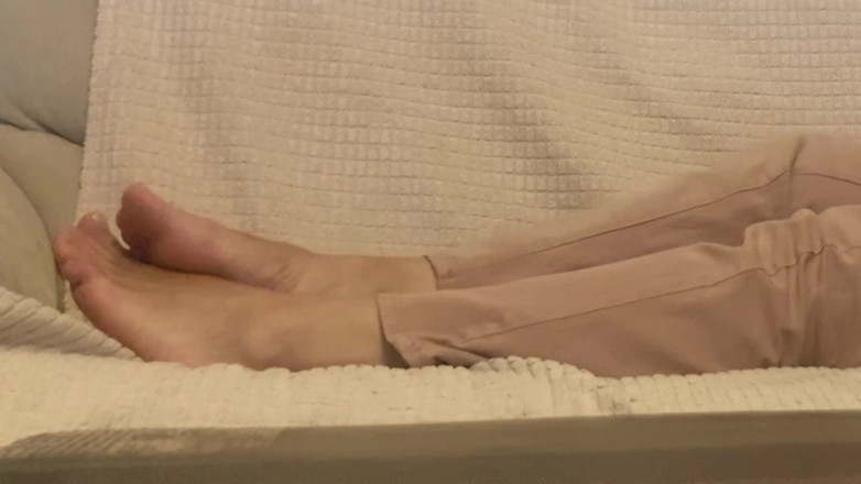Niki studio: Mira mis pies y chupa mis dedos de los pies