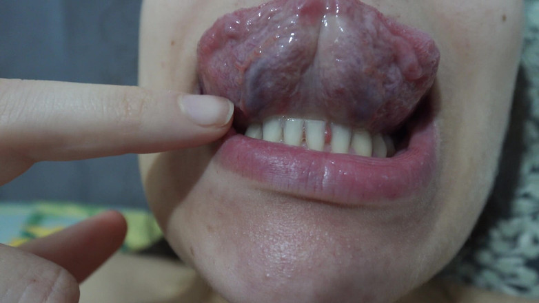 AmayaMori: 혀 페티쉬를 한 후 입과 혀와 이빨을 보여주는 브라질 의붓여친