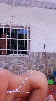 La sorellastra tettona in un piccolo perizoma implora il fratellastro di ricevere l'aiuto finisce in una scopata tabù nel cortile di casa