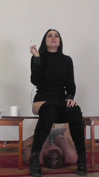 ダイアナはまた彼のライブトイレでタバコを吸う