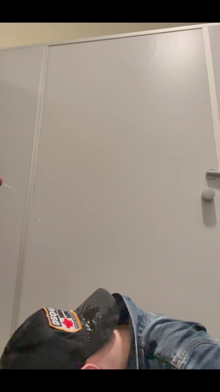 KinkySirius: Le skinhead gay Kinkysirius prend une douche dorée dans des...