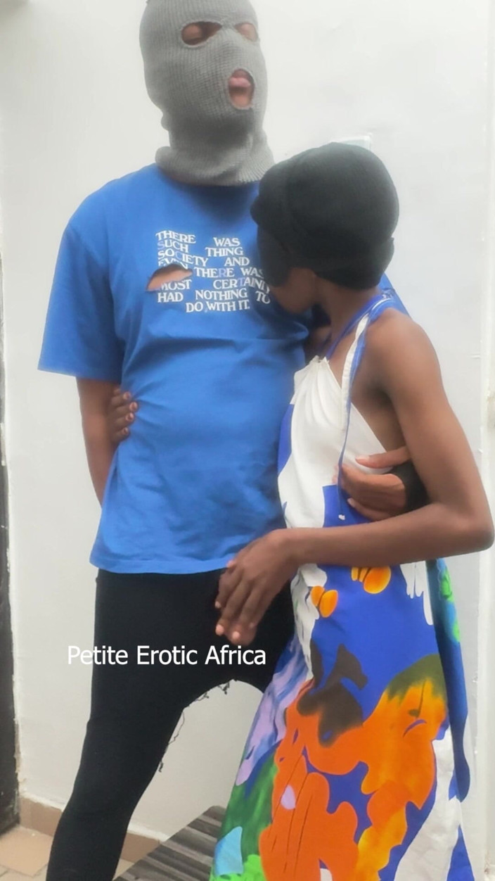 Petite Erotic Africa: Penetrando magro in piedi