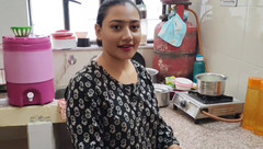 Khushboobhabi: Cewek itu masukin palu ke dalam memeknya
