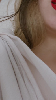 Büyük memeli bir evli kadın kocasıyla - bir etek ve seksi bir kolye yeterli. Evlilik seksi.