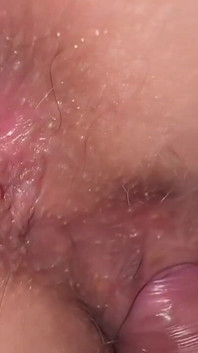 Menina pequena e inesquecível lambendo anal