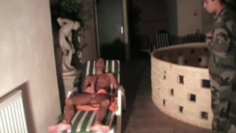 Gaybareback: Gay twink mengisap militer lurus