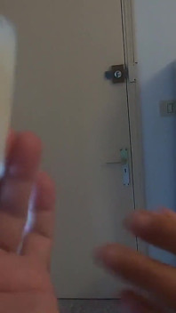 La ragazza beve un sacco di sperma salvato da un bicchiere