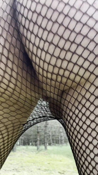 Ragazzo teenager cammina nella natura nudo per il papà grande cazzo esibizione collant