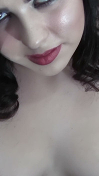 Curvilínea morena selfie provocando - sutiã de renda preto e grandes seios naturais de perto