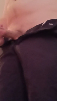 Masturbace v černých kraťasech
