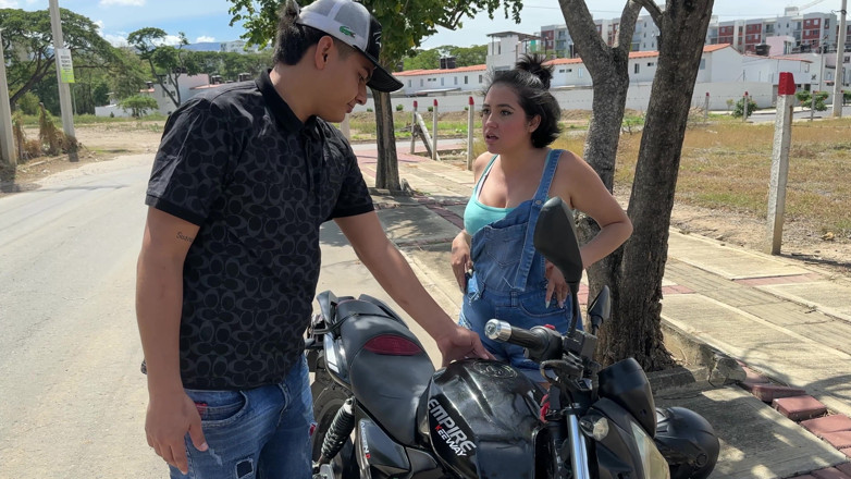 ManuelaAlvarez: Saya dapati seorang gadis pantat besar yang seksi dengan motosikalnya...