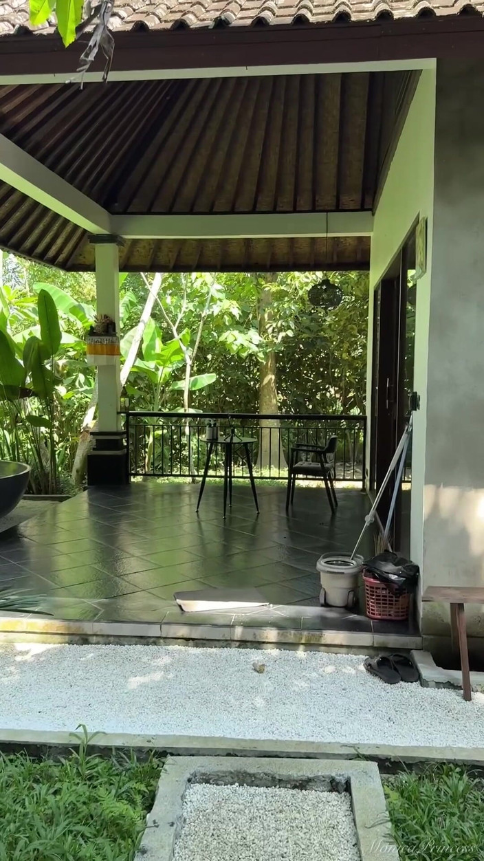 Princess Monica: Dezlănțuie-te cu mine într-o baie goală în junglă