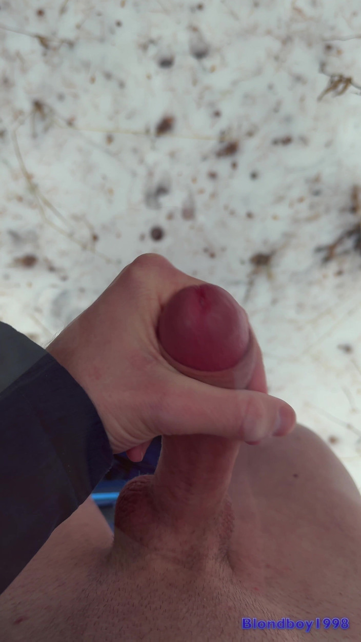 Horneyboy98: Cep Telefonu Bakış Açısı - Twink Ormanda Penisini Büyüyor - Kışın