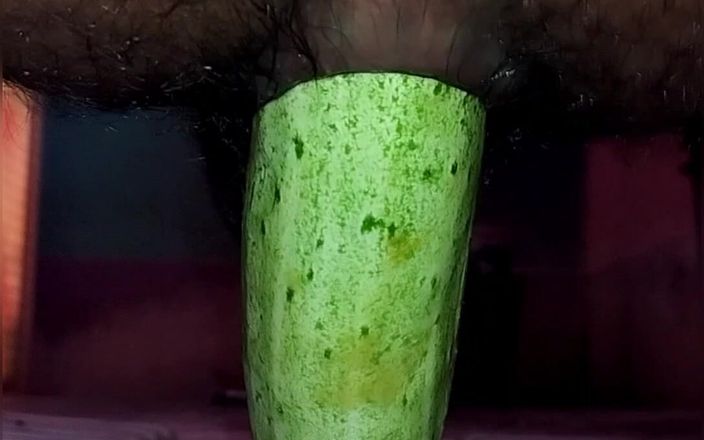 Gay bottom: Futai anal cu cocumber la toaletă