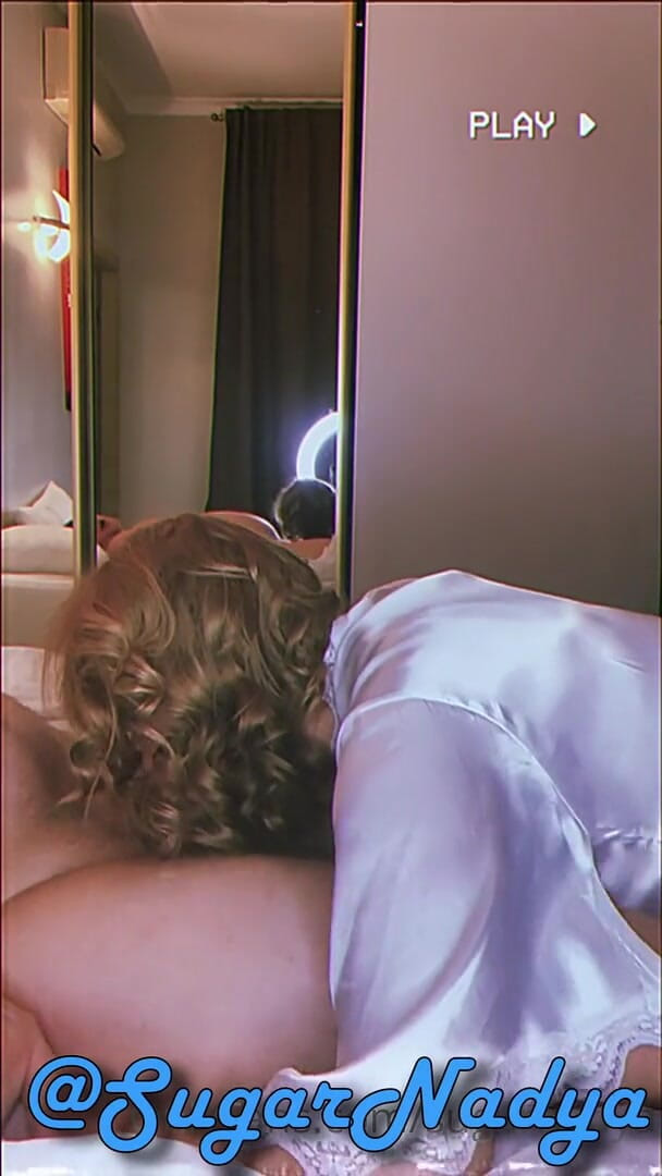 SugarNadya: Я глотаю его хуй так глубоко, что кажется, что я сейчас его проглочу