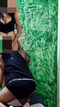 Desi indická bhabhi šťastná s překvapivým dárkem od šéfa doma