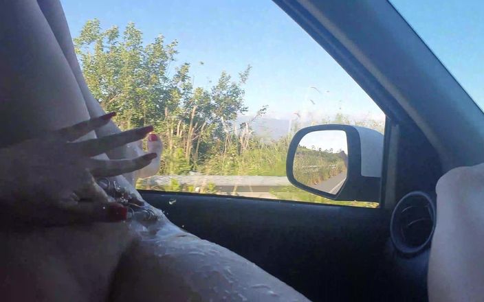 Dirty Molly: Arriesgado chorro pubólico en la ventana del coche