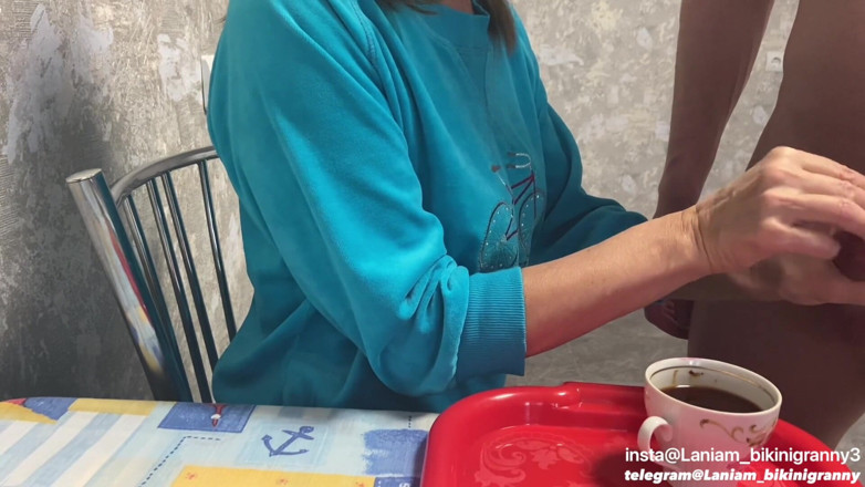 Ladyloveyoung60: Crema sborra caffè per nonna donna vestita uomo nudo Food...