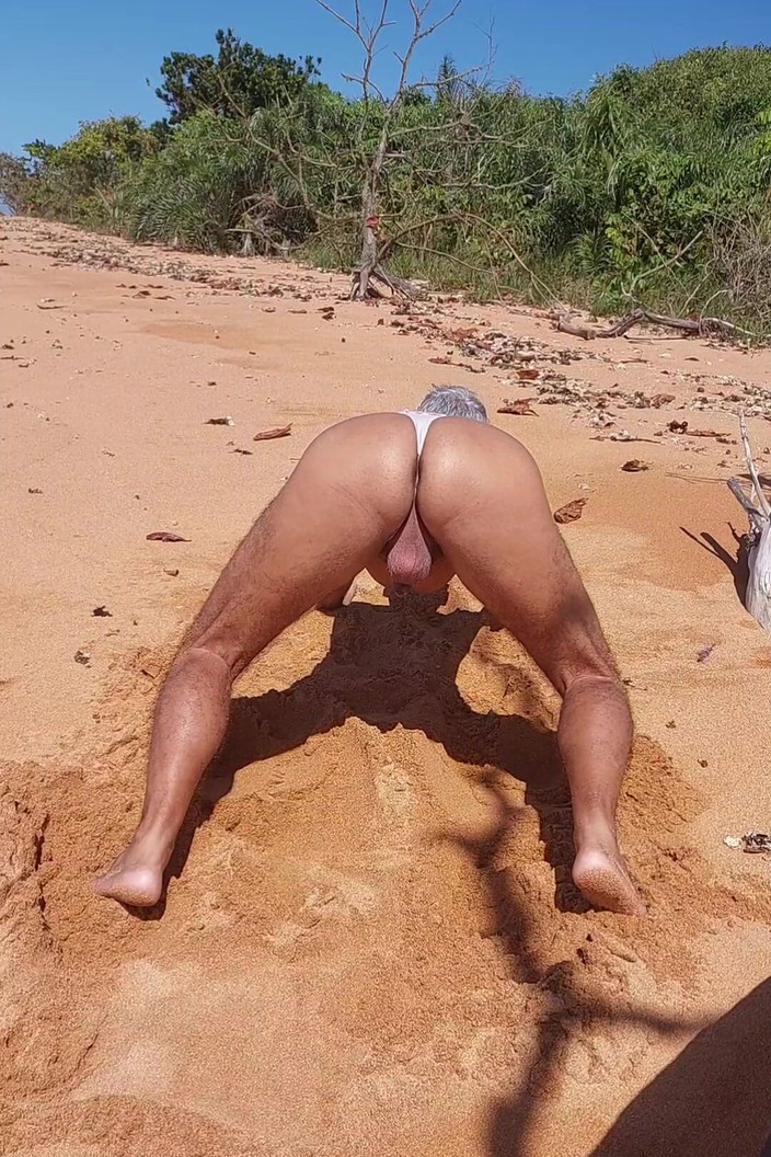 Ladysilvas: Ladysilva Crossdress Jaká sexy děvka v kalhotkách na pláži