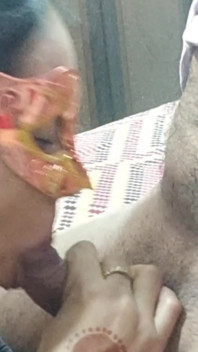 Excitată Pirya Bhabhi se bucură să sugă pula partenerului ei și să dea o muie