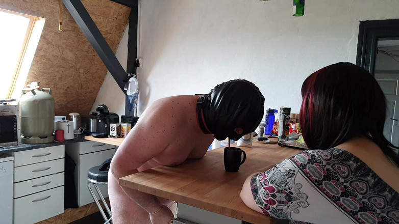 Femdom-Team-German: Pulizia della cucina con i lavori domestici con le uova...