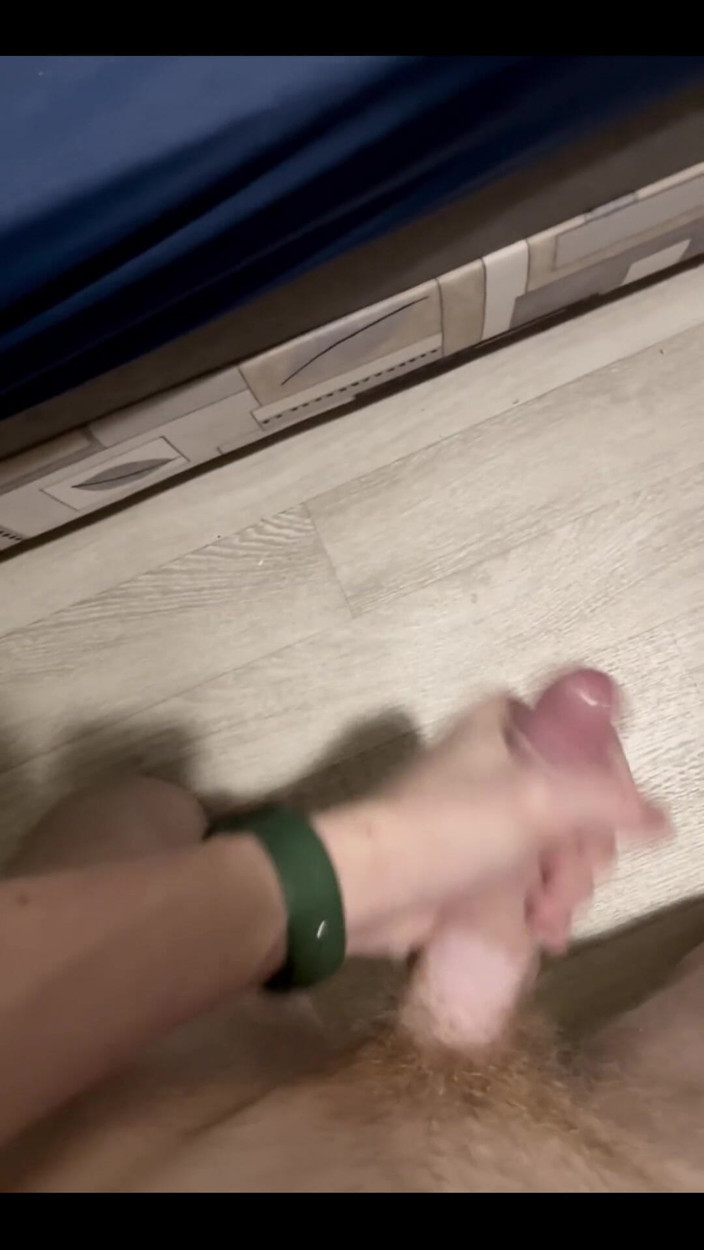 Johnny69227: Un gay arrapato che sborra duramente