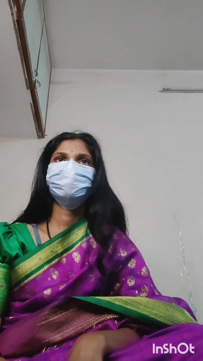 Desishycouple: Desi Bhabhi Geil in pink sari.