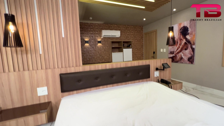 Tranny Brazilian: Kelly Melo ngồi và thưởng thức một con cặc cứng