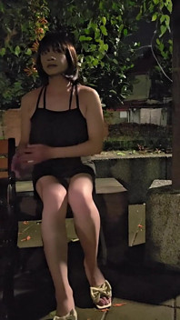 Shemale Ting Xuan pancutan mani pada kakinya semasa melancap