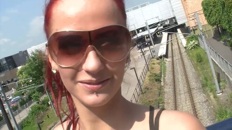Toy Sluts: Ruiva linda com peitos pequenos usando salto alto se masturbando...
