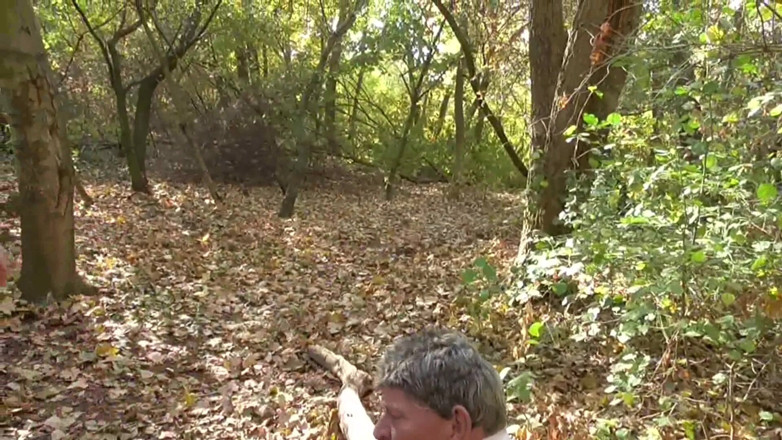 Femdom Austria: Étouffer le vieil esclave dans les bois