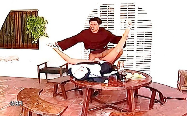 Hardcore Lovers: Monja rubia follada analmente por su hijo de puta