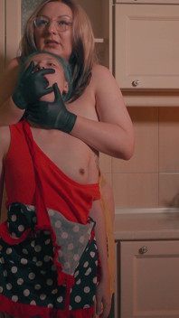 Kuchyňská dominance ruka přes ústa - macecha zvedne drobnou nevlastní dceru poté, co ji použije