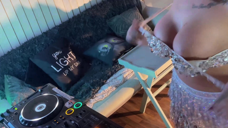 No panties TV: Žádné kalhotky, velká prsa, velký zadek DJane ukazuje svou kundičku...