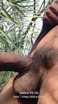 Chico indio sexy en granja