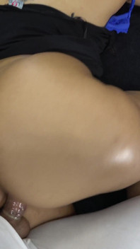 Masseur komt klaar op haar klapende grote kont | Beste sappige dikke kont op massagebed