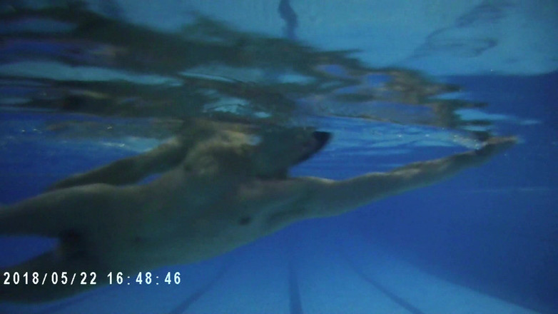 outdoor-fun: Piscina pubblica coperta nuota da solo un uomo nudo non...