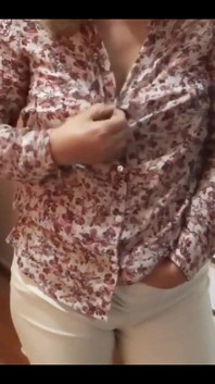 Colombiana madura chega em casa do trabalho muito animada, se mostra e se toca
