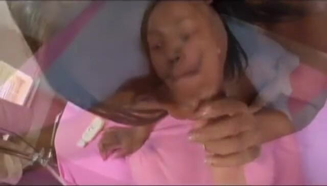 Homegrown Ebony: Gina succhia e scopa il suo primo cazzo bianco