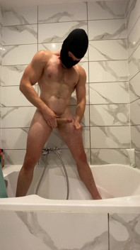 Un mec cool se branle dans de la mousse