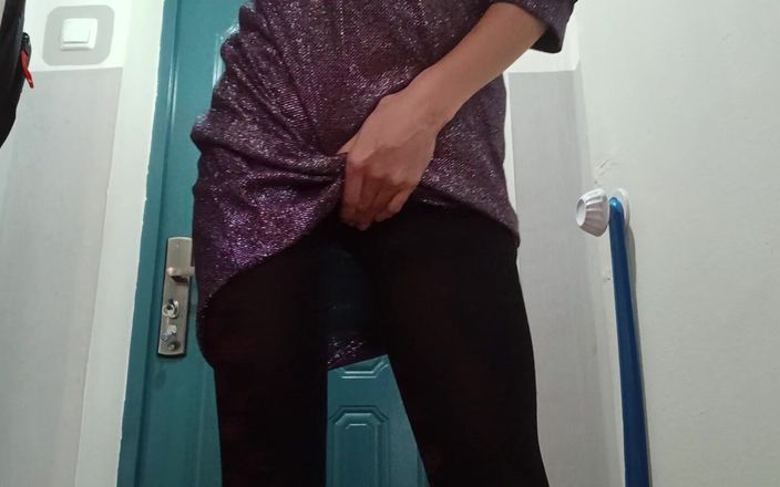 Lesbian-candys: Jag fångade och straffade min sekreterare för att ha onanerat...