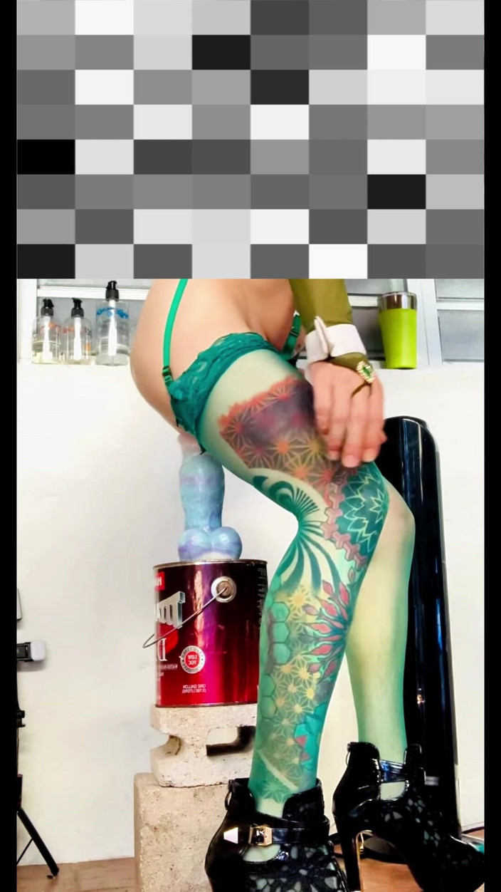 Benito414: Dildo shemale comel menunggang di luar dengan seluar dalam di...