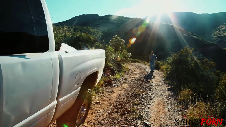 SaintPorn: O blondă drăguță slabă este futută din picioare lângă marginea...