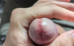 Spelen met veel voorvocht dat uit mijn geile lul druipt met gekreun en cumshot