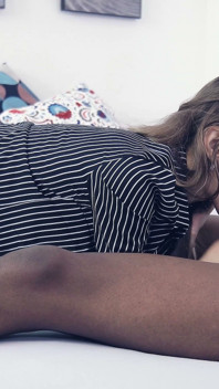 18 mais modelo Dina recebe sexo anal e uma carga de porra na boca!