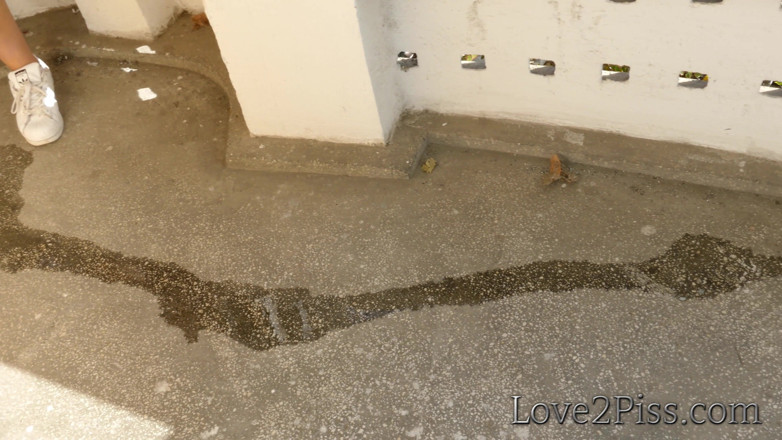 Love 2 Piss: Verzweifeltes sexy mädchen mit voller blase pinkeln auf balkon