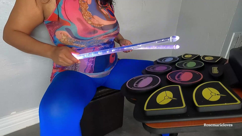 RosemarieLoves: MILFka hraje na bicí vlog