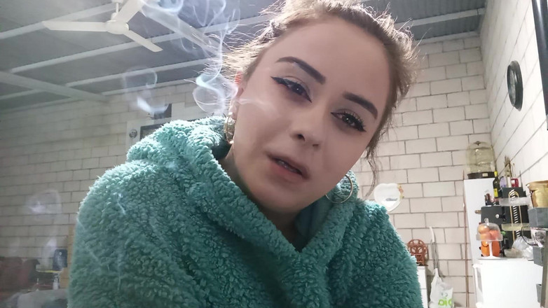 fartingclub01: 我穿着毛绒连帽衫抽烟