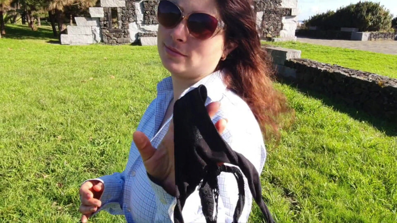 ExpressiaGirl: Une belle-mère pulpeuse était nue dans un parc et un inconnu...